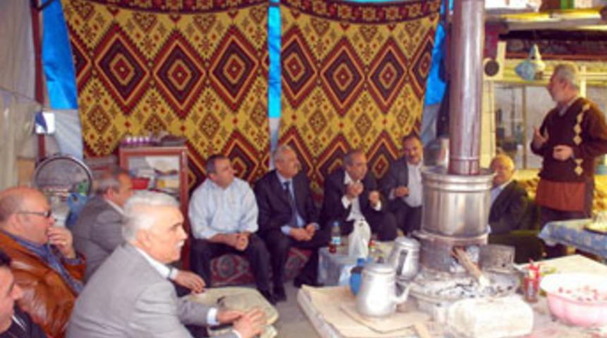 Gazetecilerin közde çay keyfi