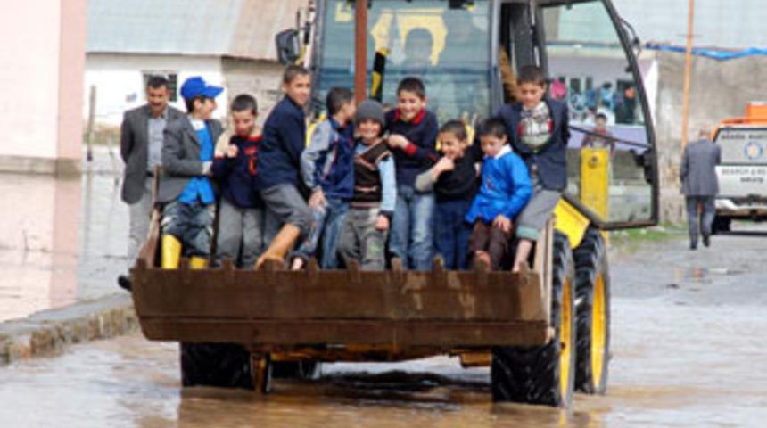 Dere taştı, okulu su bastı