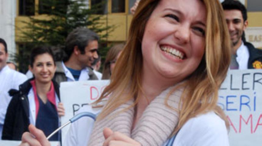 Hastane bahçesinde davullu-zurnalı eylem