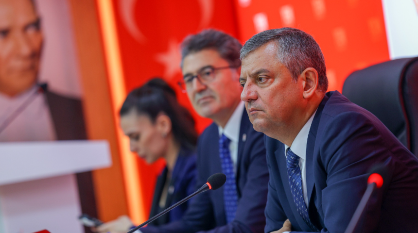 &Ouml;zg&uuml;r &Ouml;zel'den Melih G&ouml;k&ccedil;ek &ccedil;ıkışı: "O m&uuml;ebbet almadan hi&ccedil;bir belediye başkanı hapis yatmamalı"