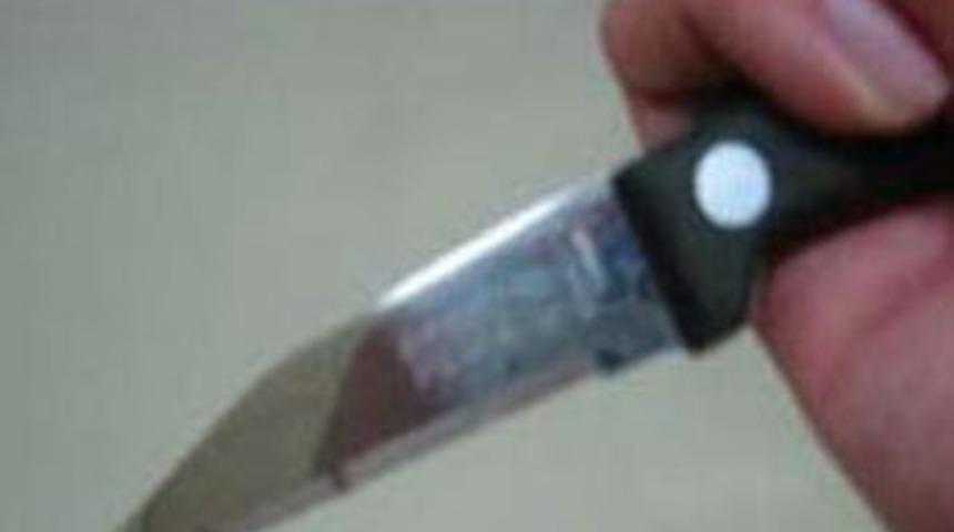 Bakkalı bıçakladılar