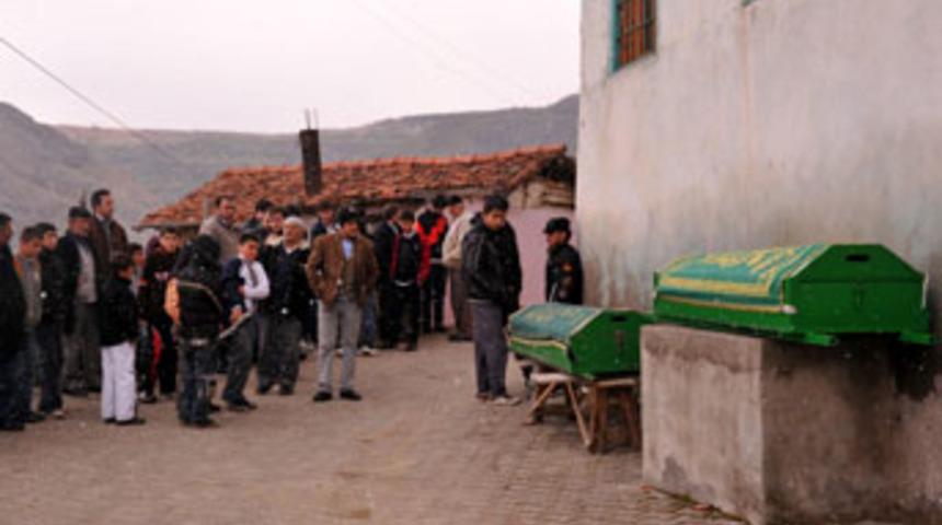 Otomobil, motosiklete &ccedil;arptı; 2 &ouml;l&uuml;