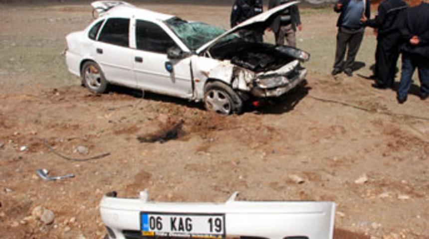 Devrilen otomobildeki 2 kişi yaralandı