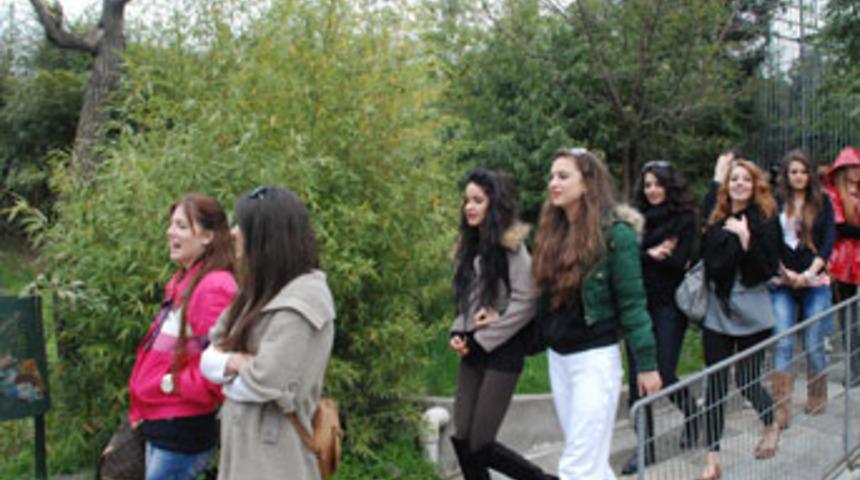 Güzeller hayvanat bahçesini gezdi