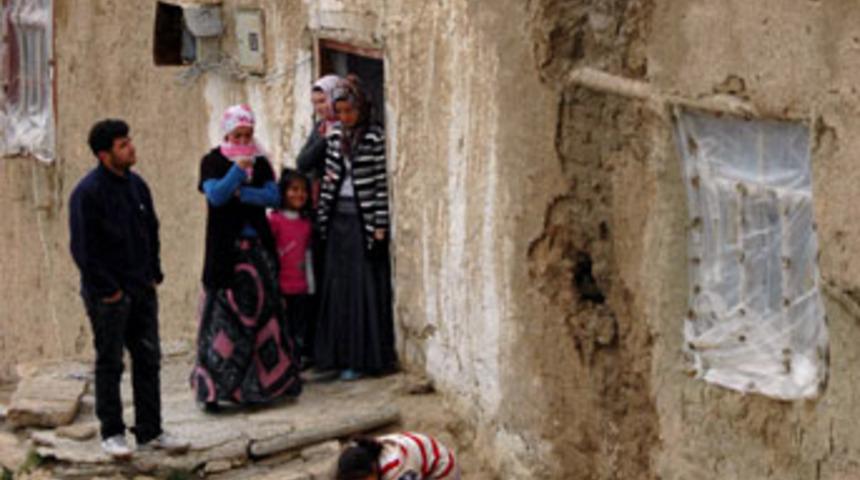 Yıkılmak &uuml;zere olan evde yaşam m&uuml;cadalesi&nbsp;