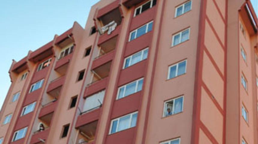 Eve haciz gelince 7. kattan atladı