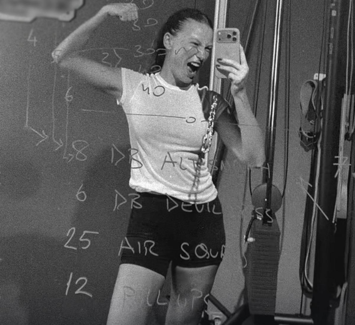 Serenay Sarıkaya dan kas şov! Ayna karşısına ge&ccedil;ip paylaştı 3