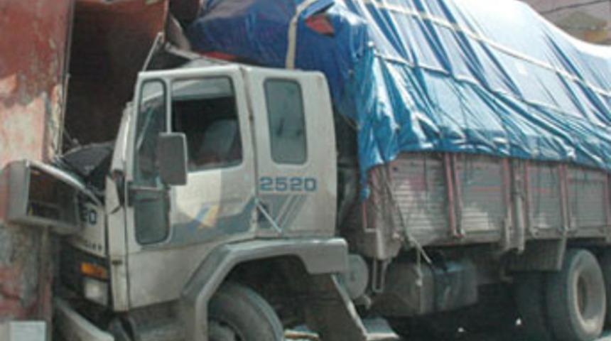 Alkol aldı, kamyonla kırtasiyeye daldı