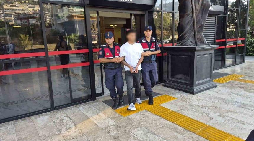 Alanya&rsquo;da polise silah doğrultan ş&uuml;pheli tutuklandı