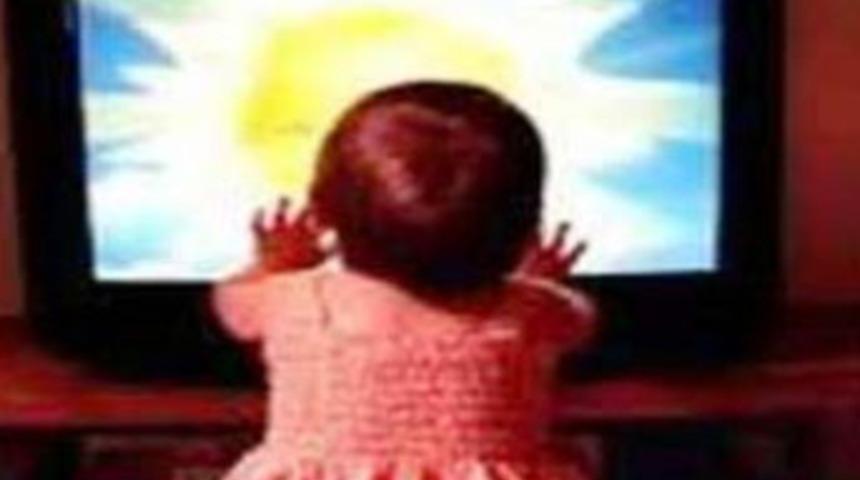 &Uuml;zerine televizyon devrilen &ccedil;ocuk &ouml;ld&uuml;