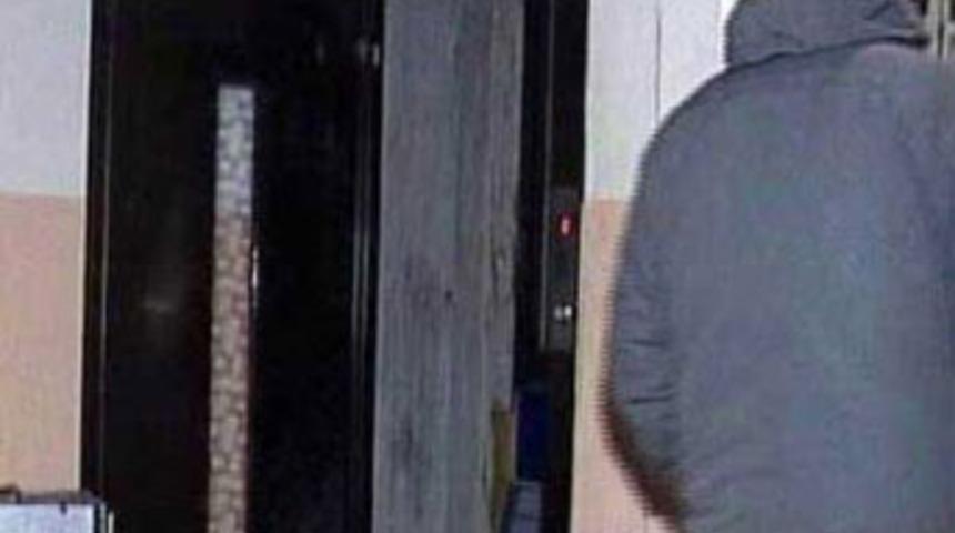 Asansörde sıkışan polis hayatını kaybetti