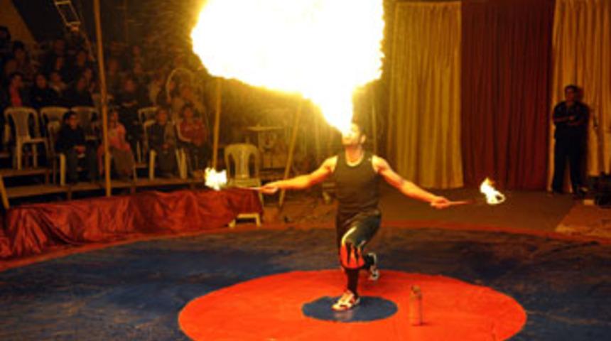 Safari Sirki izleyenleri b&uuml;y&uuml;ledi