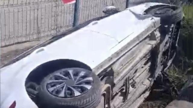 Osmaniye’de çarpışan otomobillerden biri kanala düştü