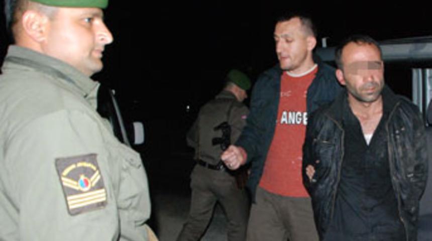 Dur ihtarına uymayan otomobil, kaza yaptı