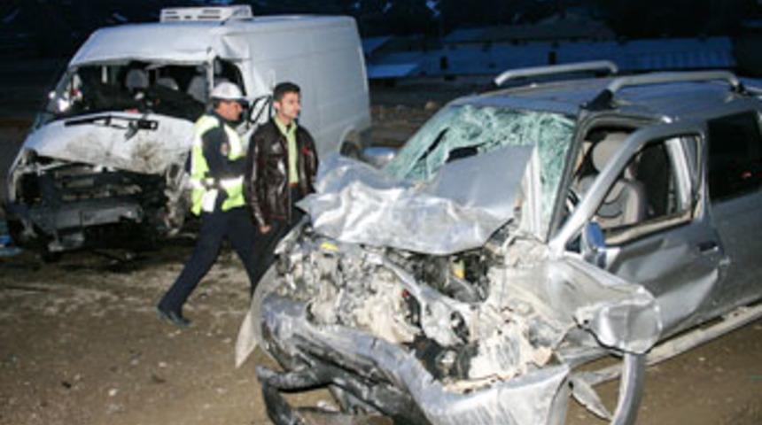 Erzincan'da trafik kazası: 1 &ouml;l&uuml;, 2 yaralı