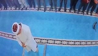 Namaz sırasında kediye bunu yaptı! G&ouml;zaltı kararı geldi