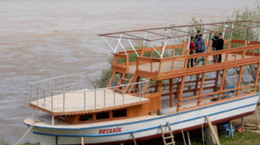 Cizre'de teknede balık ekmek keyfi