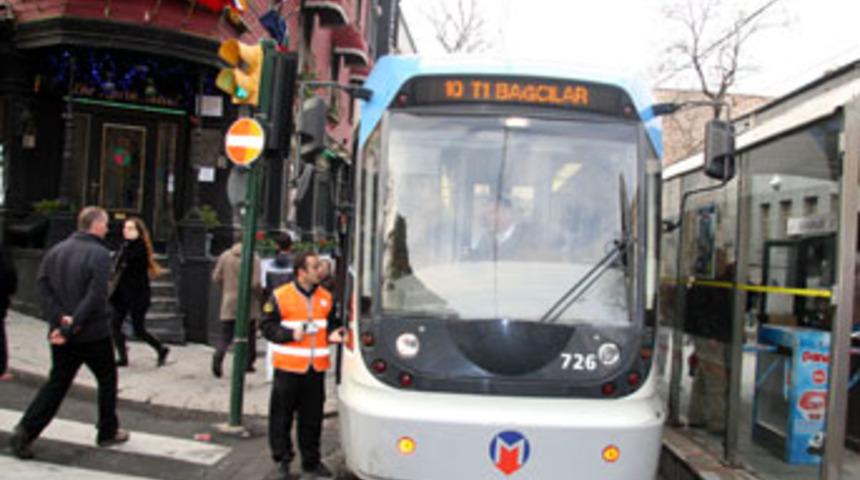 Tramvayın altında kaldı