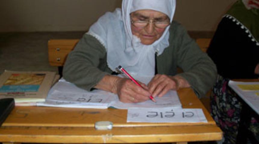 82 yaşında okuma-yazma &ouml;ğreniyor
