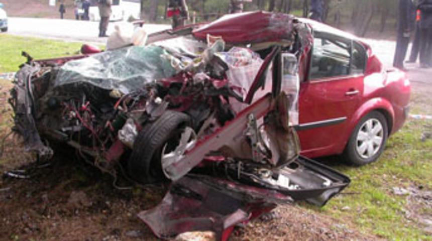 Otomobille minib&uuml;s &ccedil;arpıştı: 1 &ouml;l&uuml;, 12 yaralı