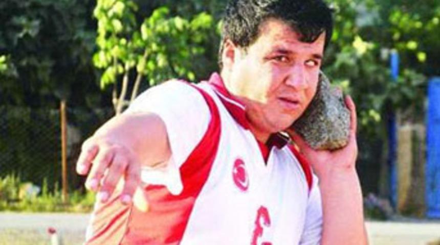 Tarlada taşla &ccedil;alışarak d&uuml;nya şampiyonu oldu