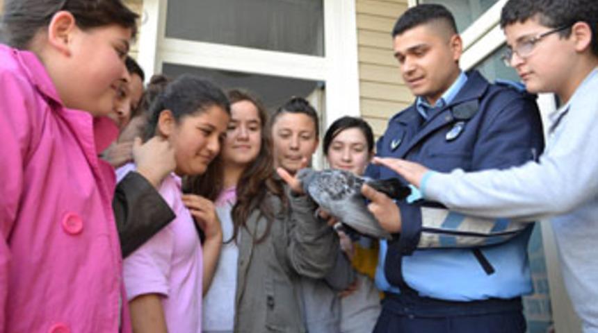 Yaralı g&uuml;vercine &ouml;ğrenci şefkati