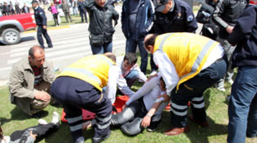 TIR, &ouml;ğrencilerin otob&uuml;s&uuml;ne &ccedil;arptı: 10 yaralı