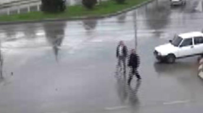 Kaza yaptı sopayı kaptı