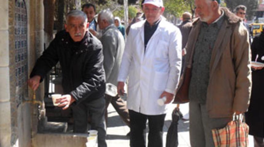 &Ccedil;eşmeden bal şerbeti aktı