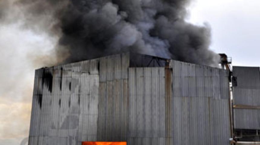 İneg&ouml;l'de sulta fabrikasında yangın