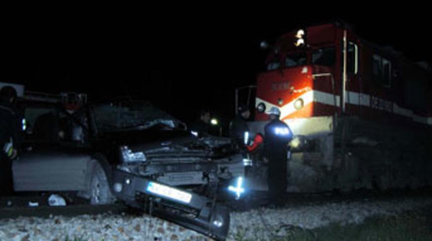 Tren otomobili biçti: 2 ölü