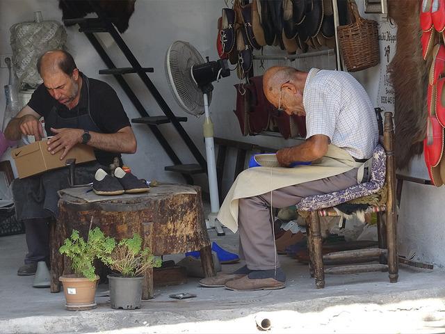 6 ay boyunca giyiliyor! Kazanıp biriktirip yavaş yavaş harcıyorlar