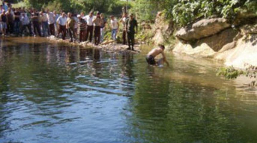 Dereye düşen çocuk boğuldu