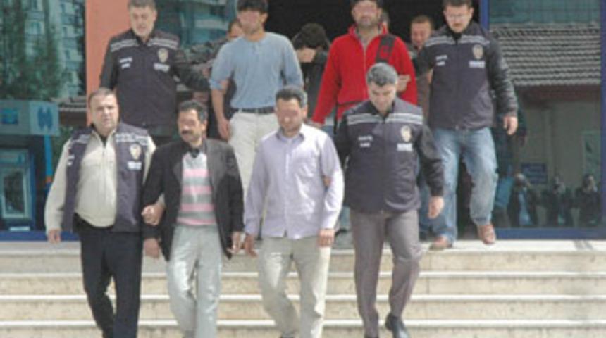 Polise ateş a&ccedil;tı, anne- kızı vurdu