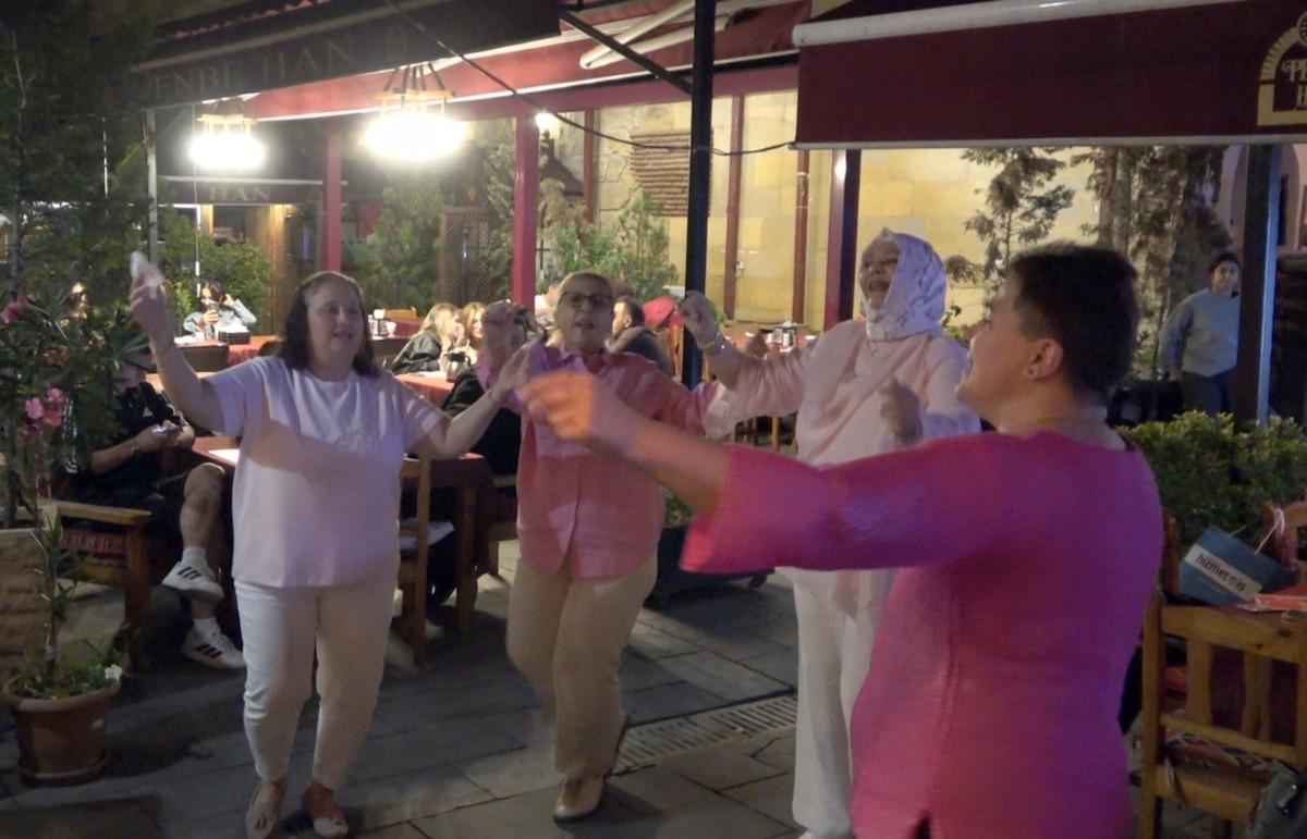 Film gibi olay: Meme kanserine aynı anda yakalanan 4 arkadaş hastalığı birlikte yendi 4