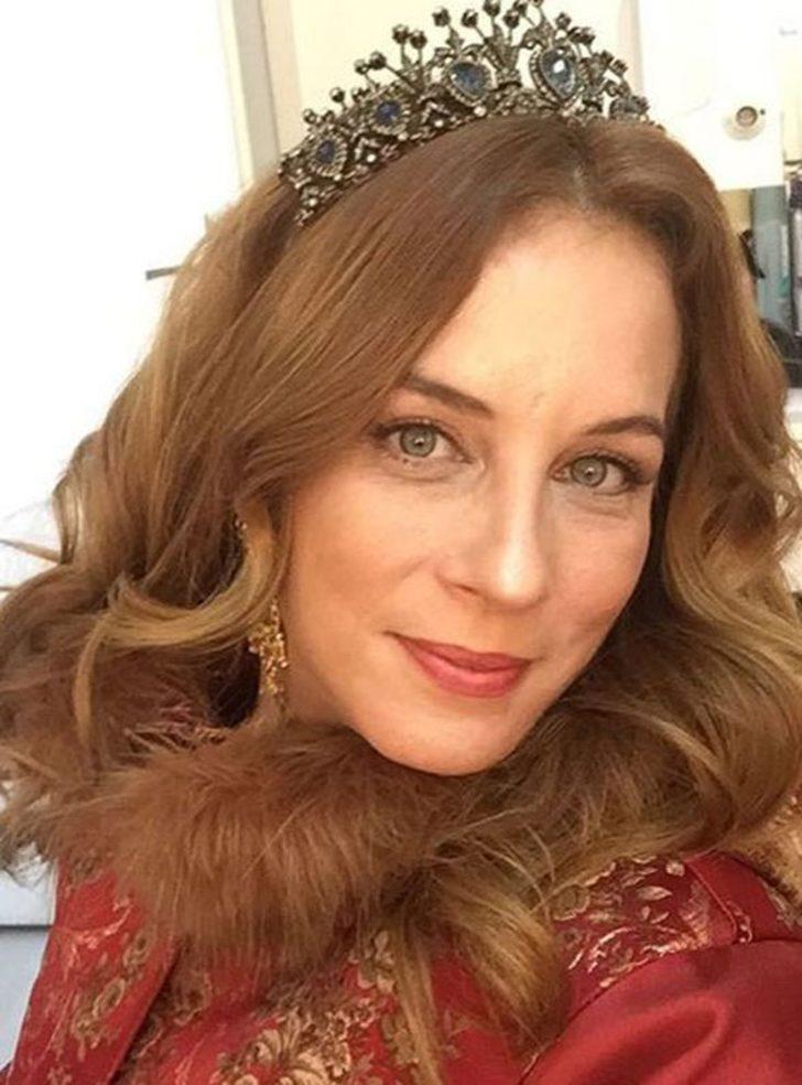 Ünlü oyuncu Emel Çölgeçen otobüs beklerken görüntülendi G1