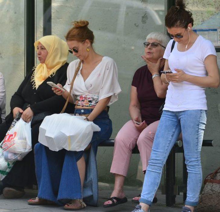 Ünlü oyuncu Emel Çölgeçen otobüs beklerken görüntülendi G2