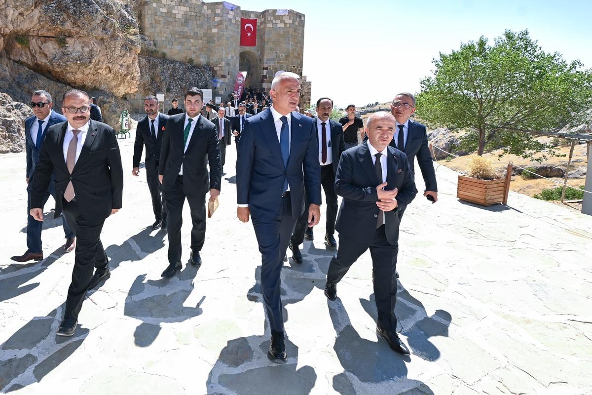 Bakan Ersoy duyurdu: Paleolitik Çağ’dan Cumhuriyet’e binlerce yıllık tarih gün yüzüne çıktı 16