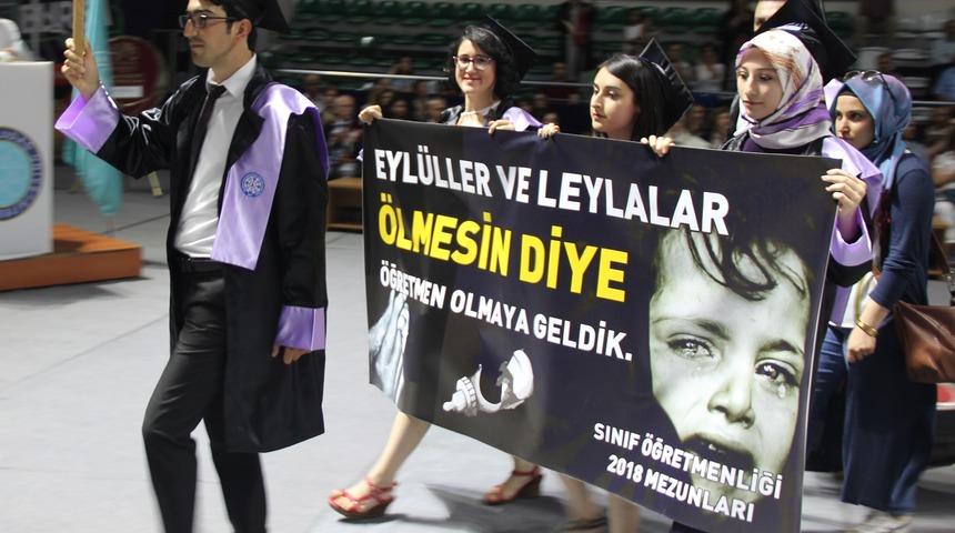 Mezuniyette, 'Eyl&uuml;ller ve Leylalar &ouml;lmesin diye &ouml;ğretmen olmaya geldik' pankartı