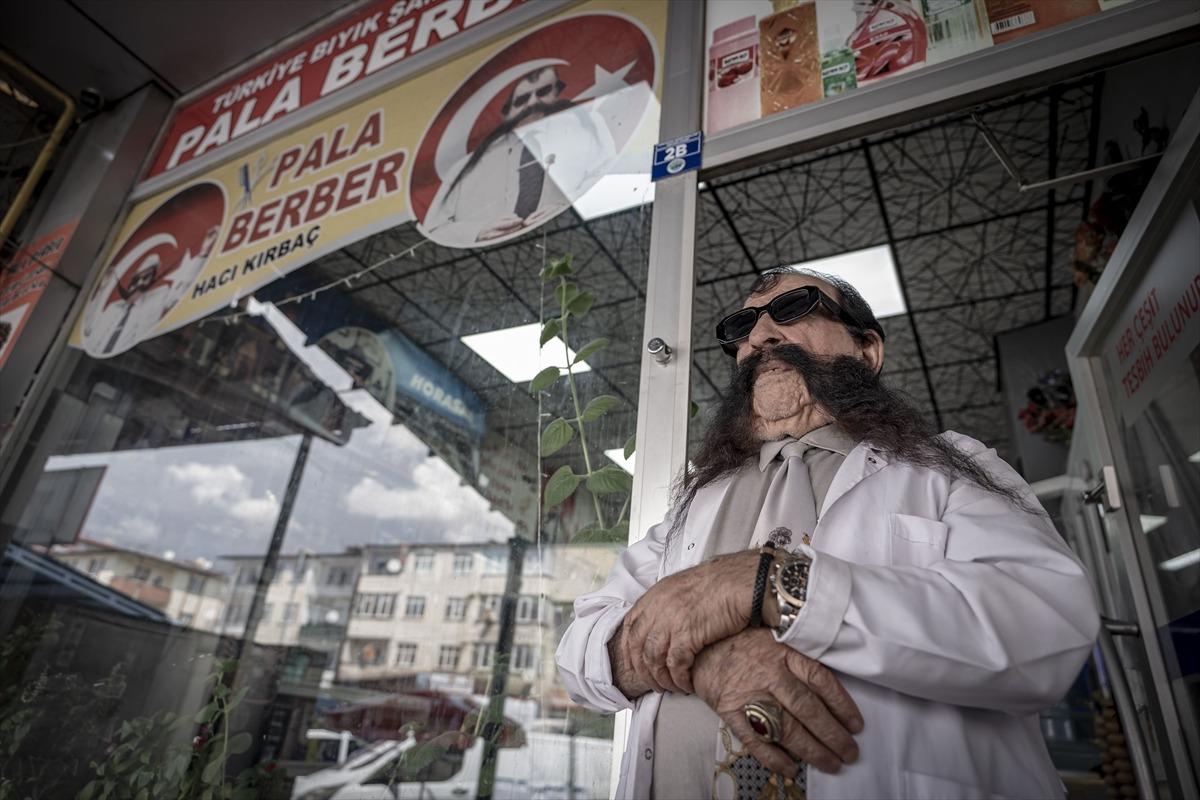 1,5 metrelik bıyığıyla g&ouml;renleri şaşırtıyor! 70 yıldır uzatıyor, turistler onu g&ouml;rmeye geliyor 5