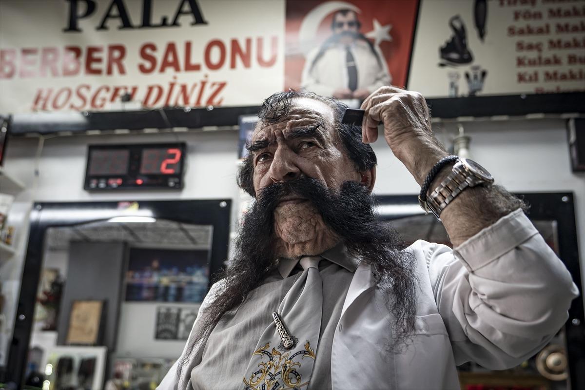 1,5 metrelik bıyığıyla g&ouml;renleri şaşırtıyor! 70 yıldır uzatıyor, turistler onu g&ouml;rmeye geliyor 1
