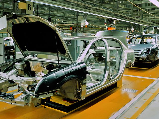 Otomotiv devinde taşlar yerinden oynuyor! 76 yıllık marka i&ccedil;in yeni d&ouml;nem