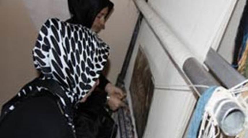 Kızlar halıcılığı &ouml;ğreniyor