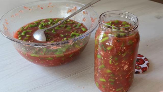 Kış sofralarının vazgeçilmezi olacak tarif! Ev yapımı domates soslu kıl biber turşusu tarifi