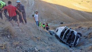 Elazığ&rsquo;da minib&uuml;s u&ccedil;uruma yuvarlandı: Yaralılar var