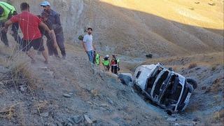 Elazığ’da minibüs uçuruma yuvarlandı: Yaralılar var