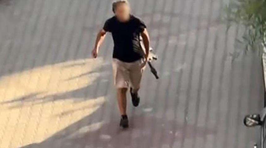 Sokak ortasında pompalı t&uuml;fekle dehşet sa&ccedil;an şahıs yakalandı