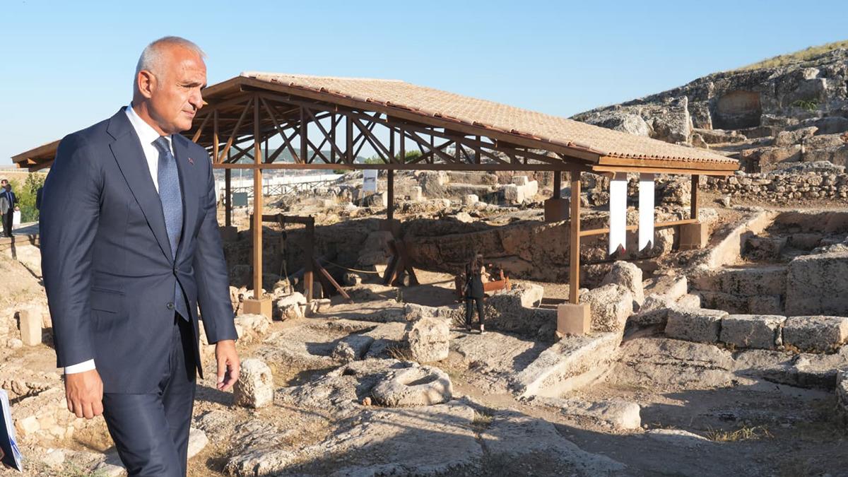 Bakan Ersoy Adıyaman'da! Depremde hasar gören cami ve türbe yeniden hayat buldu - Gündem Haberleri