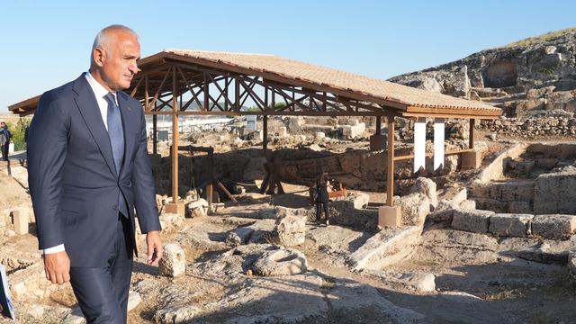 Bakan Ersoy Adıyaman'da! Depremde hasar gören cami ve türbe yeniden hayat buldu