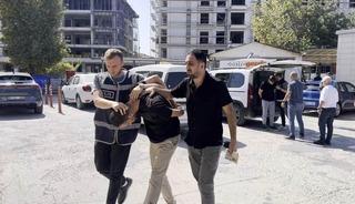 Polis kılığında yaşlı kadını dolandıran 2 ş&uuml;pheli tutuklandı